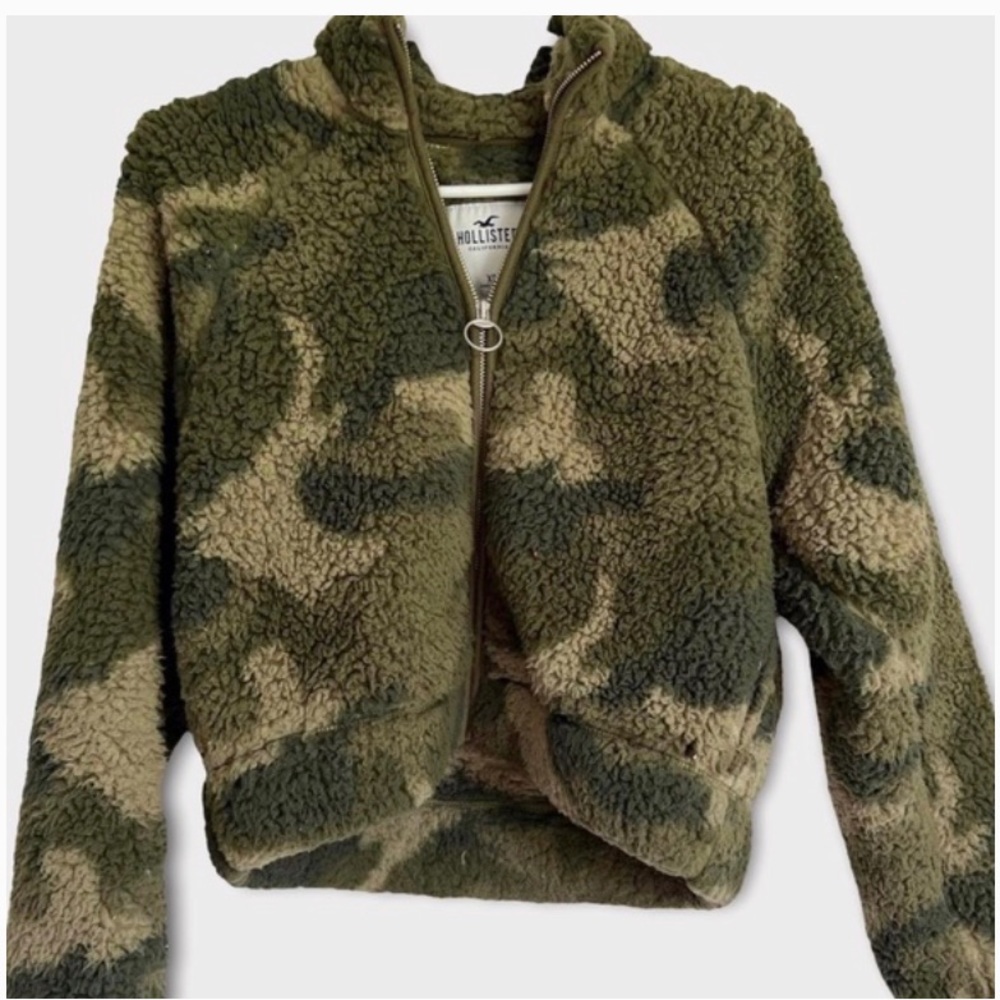 Hollister Women's Fuzzy Camo Patterned Zip Up Jacket